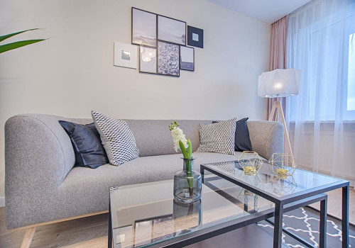 Wat is een goed alternatief voor een hoekbank in een kleine woonkamer?