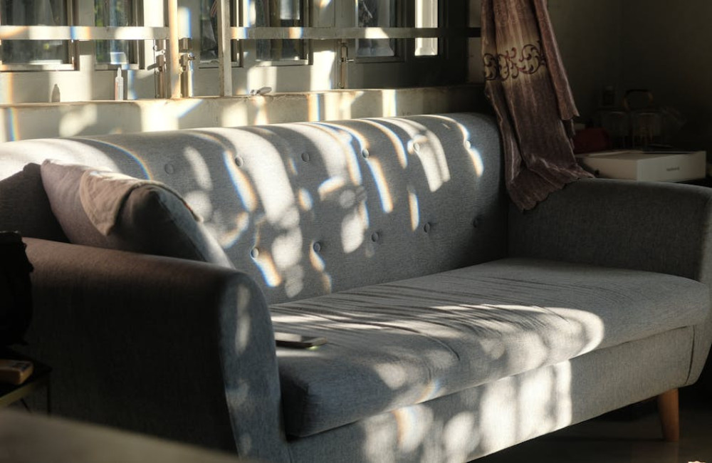 Tips voor het verwijderen van urinegeur uit je bank