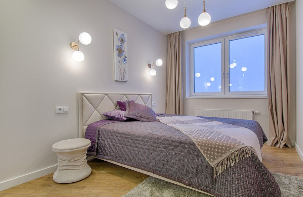 Hoe maak je een kleine slaapkamer optisch groter met kleur en inrichting?