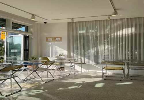 Kleurencombinatie kobaltblauw met koper en gebroken wit voor een warm modern interieur