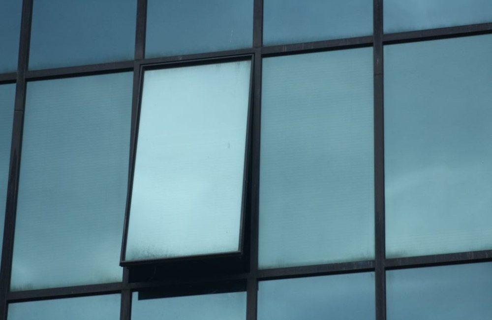 Glasschade in huis: wanneer repareren en wanneer vervangen?