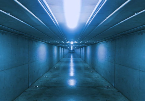 Slimme trucs: zo creëer je meer ruimte en licht in een smalle hal.