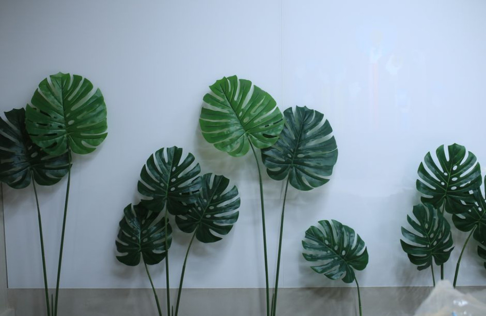 Interieurstyling met realistische kunstplanten voor plekken met weinig licht
