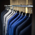 Wat betekent een walk-in closet en hoe richt je die stijlvol in?