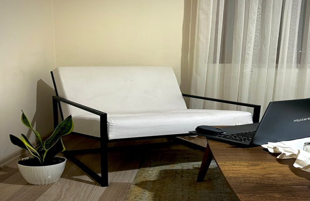 Zo combineer je kaneelbruin met ijsblauw en linnenwit voor een rustige en warme woonkamer