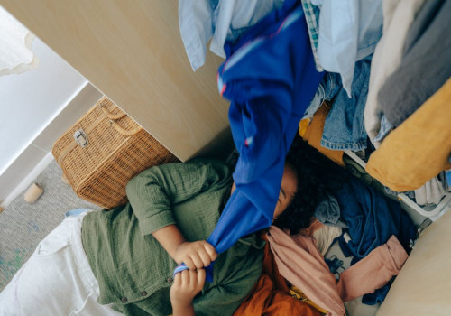 Wat is een walk-in closet en hoe maak je er zelf één?