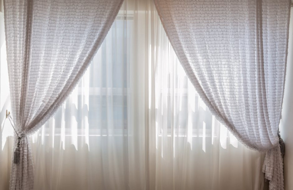 Hoe gebruik je linnen gordijnen in een modern interieur?