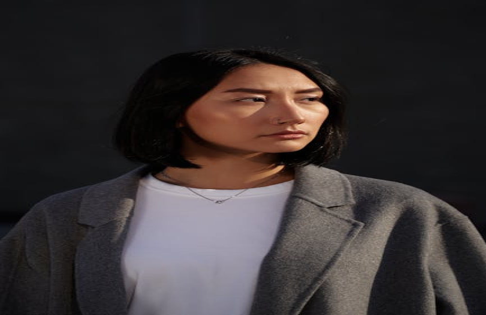 Welke lamp past het beste boven een eettafel met een hoog plafond?